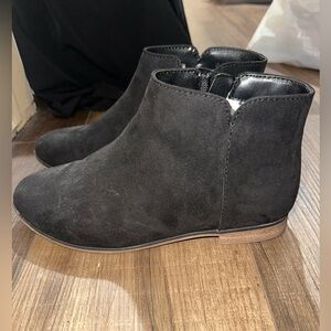 Classic Black Kids Suede Ankle Booties - Stylish Everyday Comfort EUC